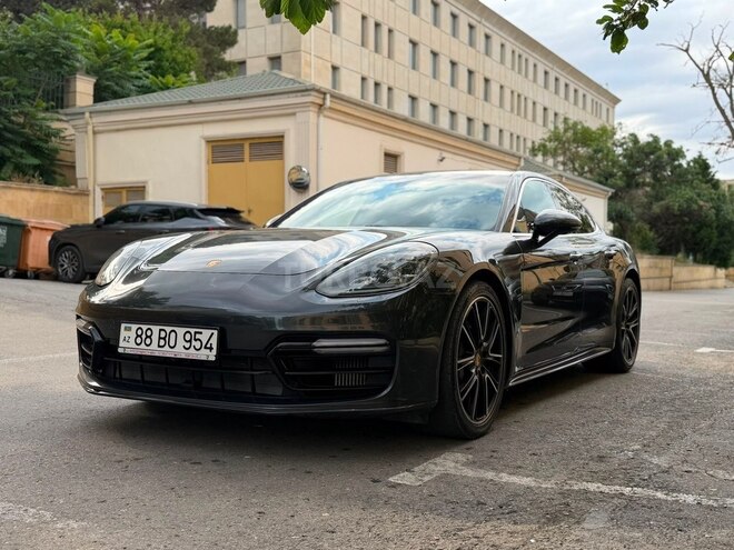 Porsche Panamera 4S-1