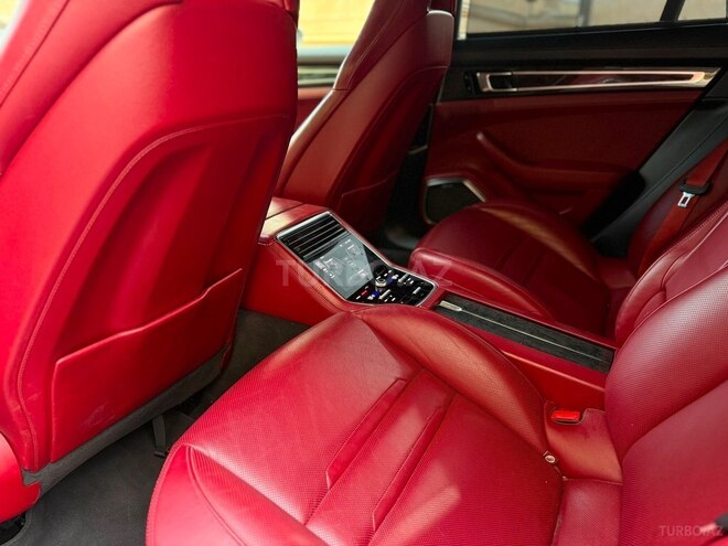 Porsche Panamera 4S-6