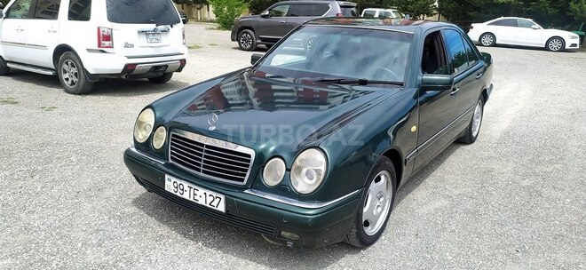 Mercedes E 240-1