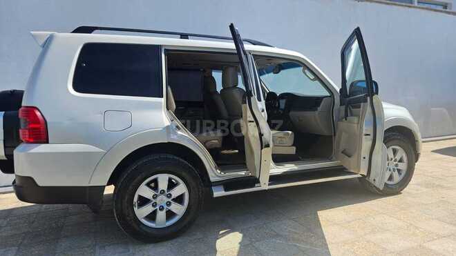Mitsubishi Pajero-6