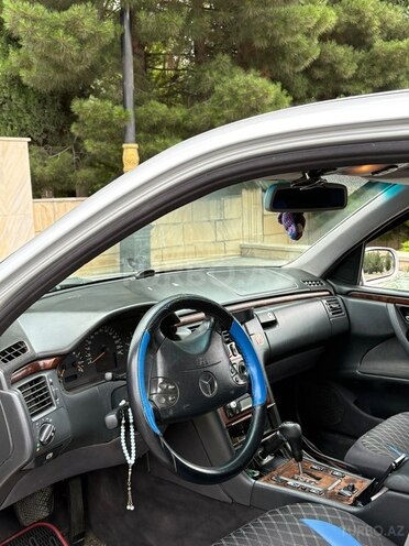 Mercedes E 220-11