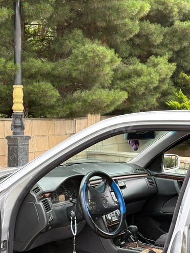 Mercedes E 220-13