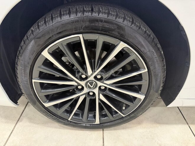 Lexus ES 300h-12