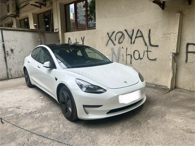 Tesla Model 3-1