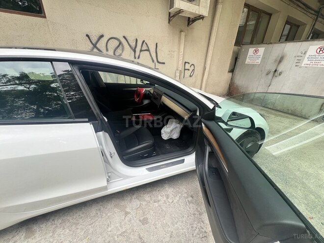Tesla Model 3-6
