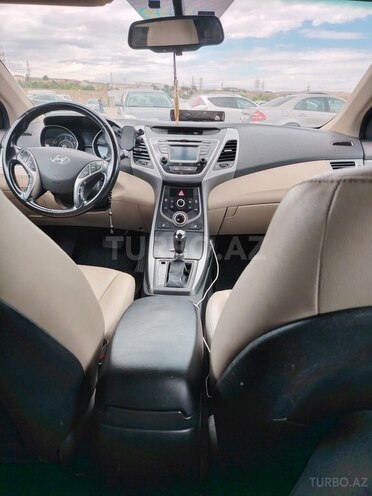 Hyundai Elantra-11
