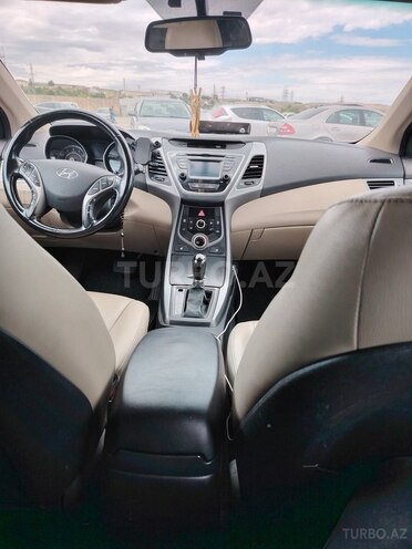 Hyundai Elantra-12