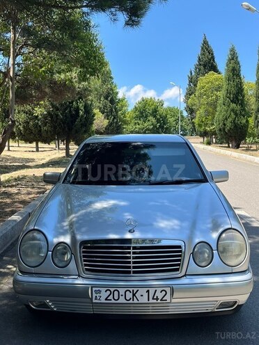 Mercedes E 200-1