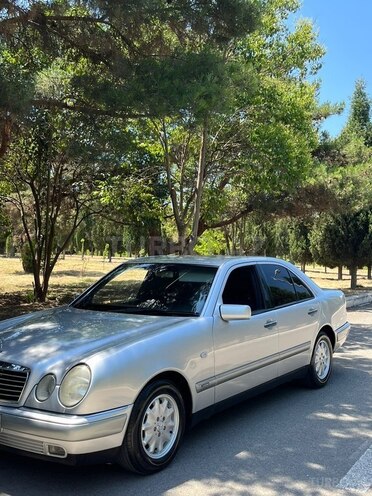 Mercedes E 200-2
