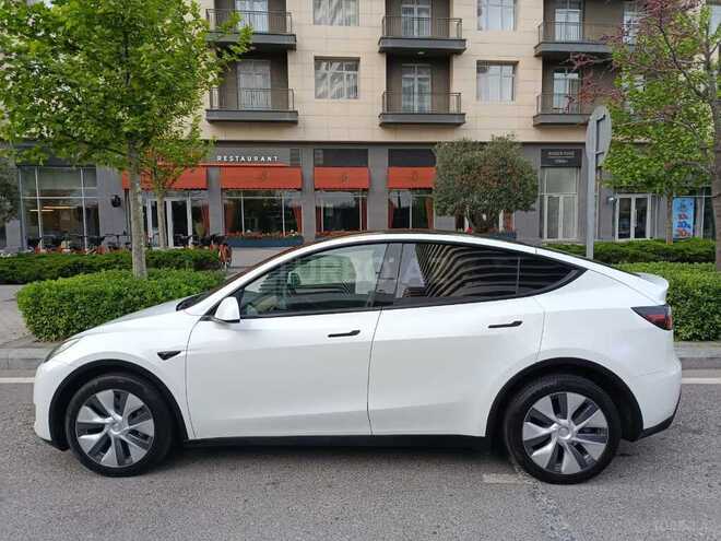 Tesla Model Y-16