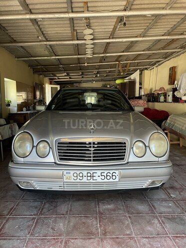 Mercedes E 240-1
