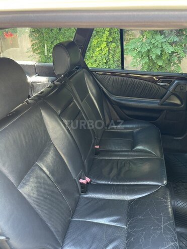 Mercedes E 240-6