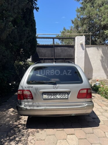 Mercedes E 240-4