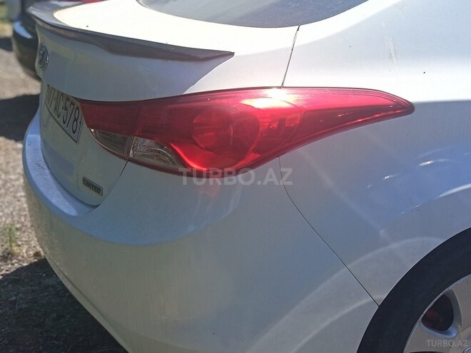 Hyundai Elantra-2