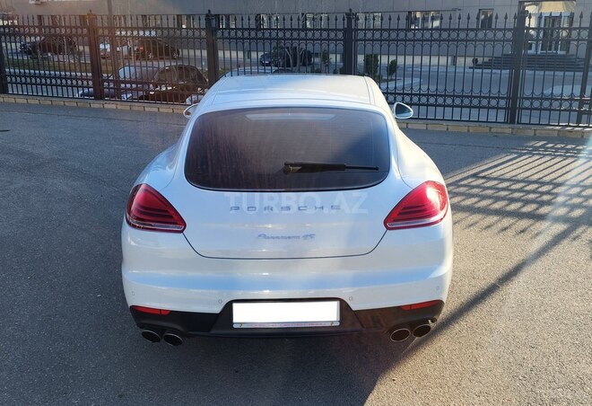 Porsche Panamera 4S-7