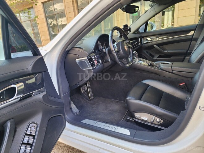 Porsche Panamera 4S-9