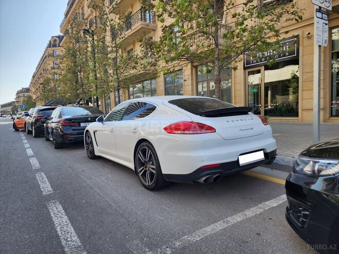 Porsche Panamera 4S-3