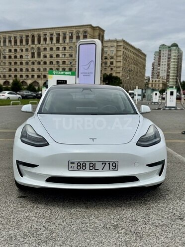 Tesla Model 3-1