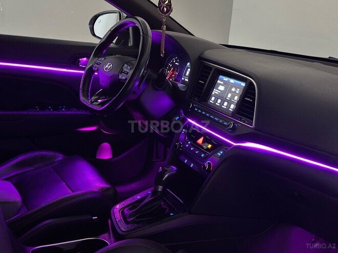 Hyundai Elantra-12