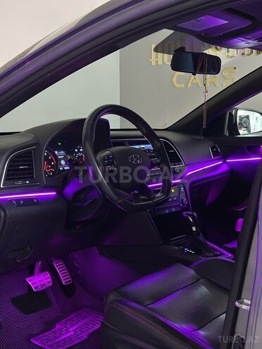 Hyundai Elantra-11