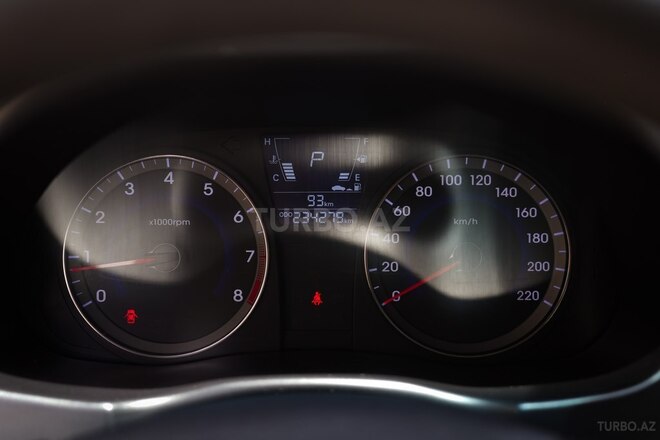 Hyundai Accent-15