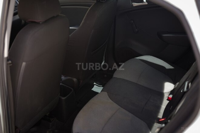 Hyundai Accent-12
