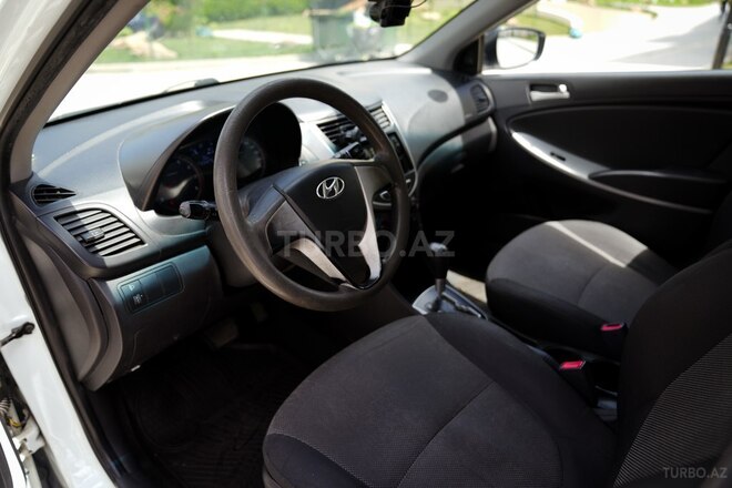 Hyundai Accent-13
