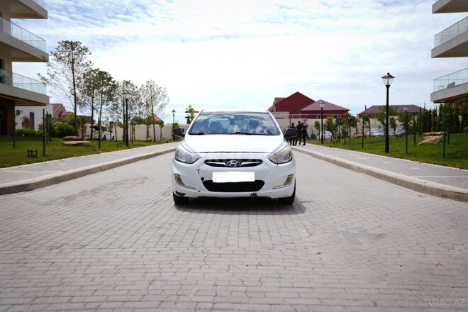 Hyundai Accent-2