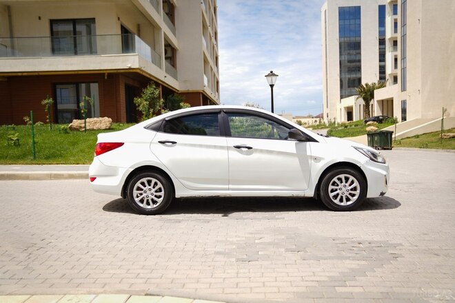Hyundai Accent-4