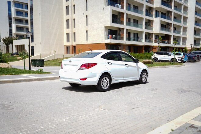 Hyundai Accent-5