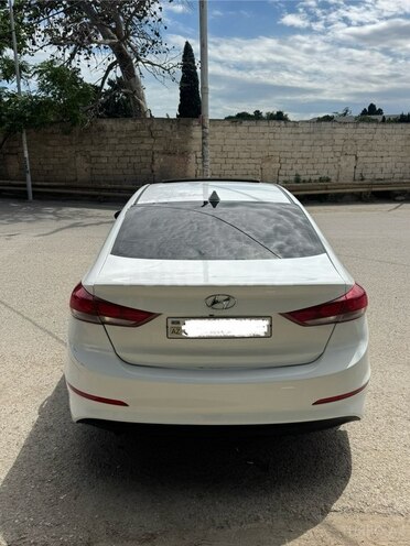 Hyundai Elantra-10