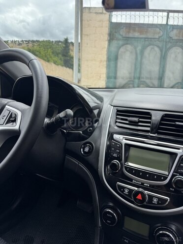 Hyundai Accent-12