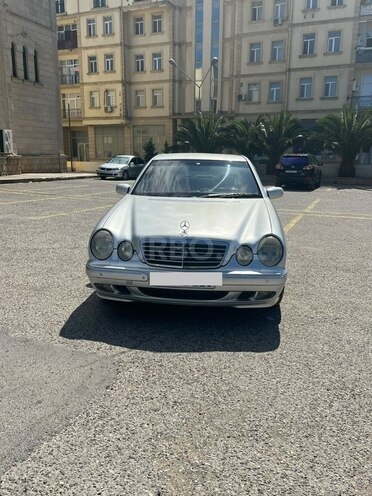 Mercedes E 220-1