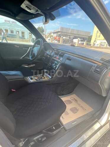 Mercedes E 220-11