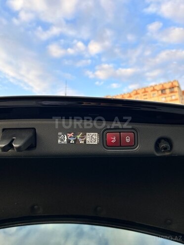 Mercedes E 350 4MATIC-21