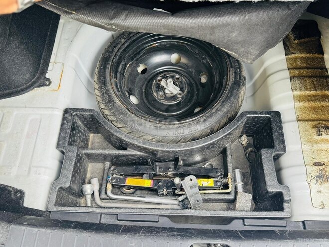 Hyundai Accent-13