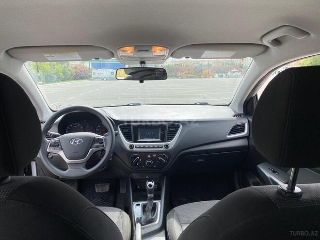 Hyundai Accent-12