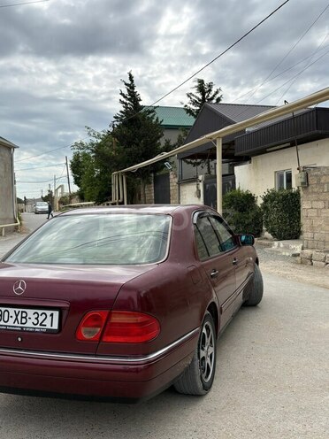 Mercedes E 240-4
