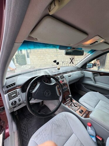 Mercedes E 240-11