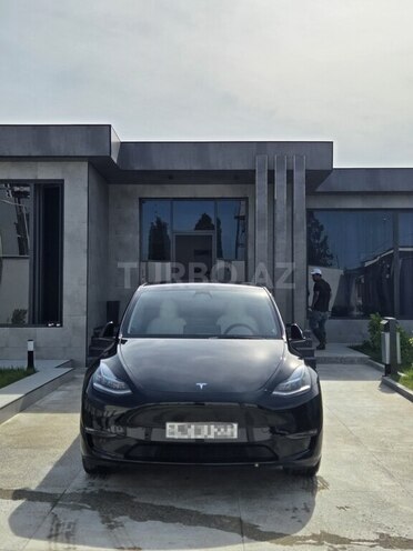 Tesla Model Y-1