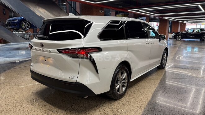 Toyota Sienna-5