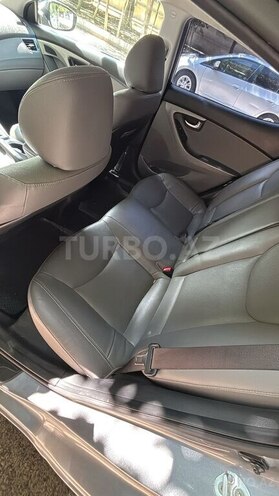 Hyundai Elantra-12