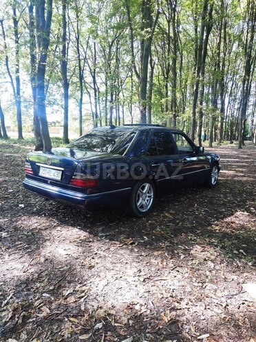 Mercedes 230 E-5