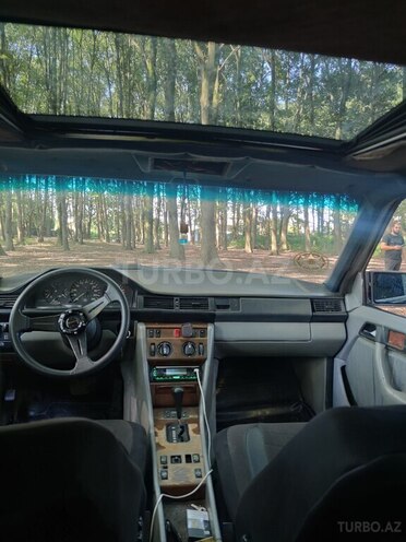 Mercedes 230 E-8