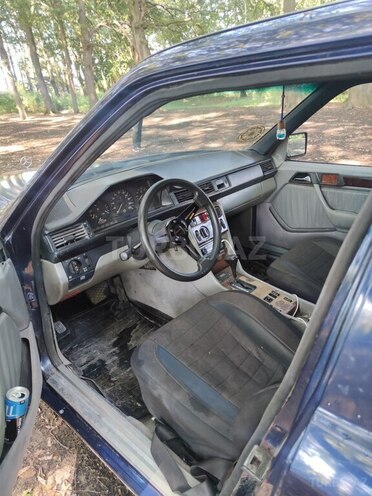 Mercedes 230 E-9