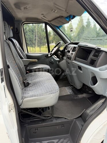 Ford Transit-13