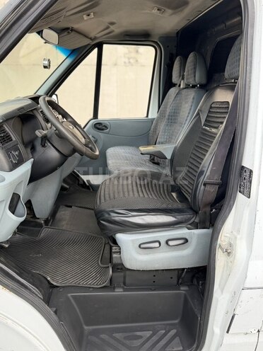 Ford Transit-11
