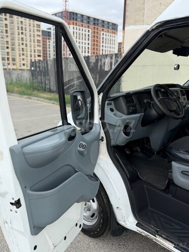 Ford Transit-10