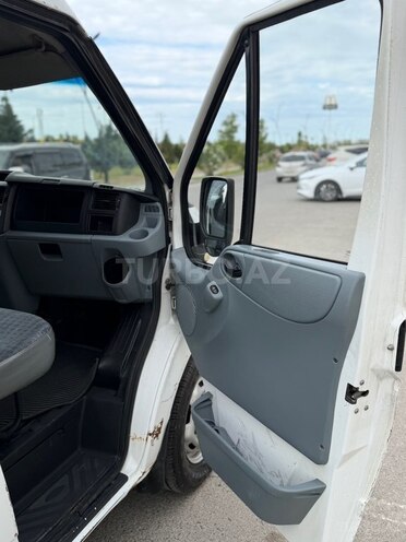 Ford Transit-12