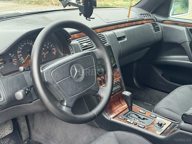 Mercedes E 240-4